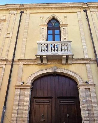Palazzo / Stabile di 554 m² con più di 5 locali a 