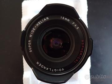 Voigtlander Super-Wide Heliar attacco Leica M