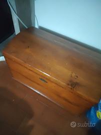 baule vintage antico di legno
