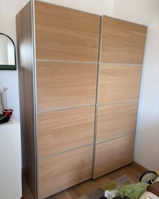 Armadio PAX con ante scorrevoli effetto rovere