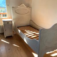 Letto singolo e comodino