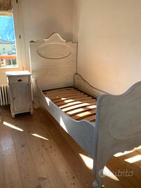Letto singolo e comodino
