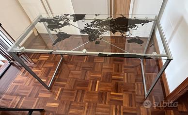 Scrivania in vetro e alluminio