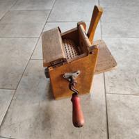 Grattugia manuale in legno. Antica ¹