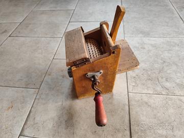 Grattugia manuale in legno. Antica ¹