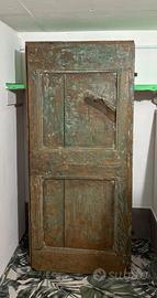 Vecchia porta in legno di castagno