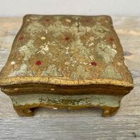 Antico cofanetto in legno dipinto a mano