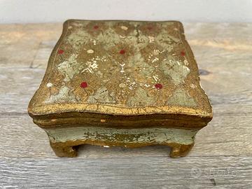 Antico cofanetto in legno dipinto a mano