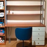 Scrivania in ciliegio, cassettiera  e mensole