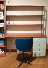 Scrivania in ciliegio, cassettiera  e mensole