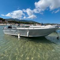 Barca con motore e carrello per rimessaggio