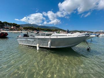 Barca con motore e carrello per rimessaggio
