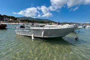 Barca con motore e carrello per rimessaggio