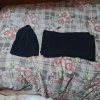 cappello e sciarpa neri