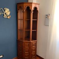 Elegante Angoliera in Legno con Archi Decorativi -