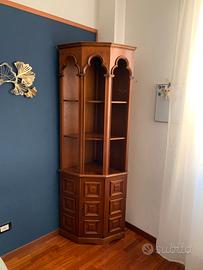 Elegante Angoliera in Legno con Archi Decorativi -