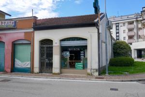 LOCALE COMMERCIALE - ampia visibilità in posizi...