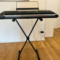 Tastiera digitale Korg con piedistallo