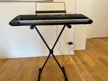 Tastiera digitale Korg con piedistallo