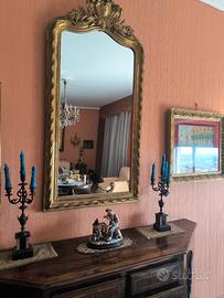 Tavolo, scrittoio e credenza