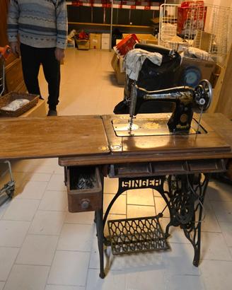 Macchina da cucire Singer antica a pedale