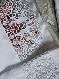 Completo letto in puro lino e pizzo. 