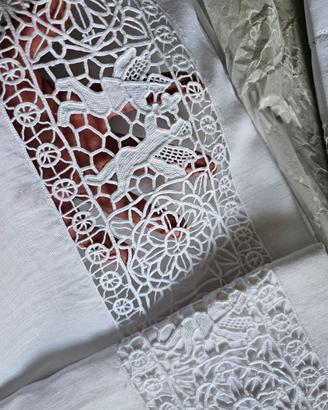 Completo letto in puro lino e pizzo. 