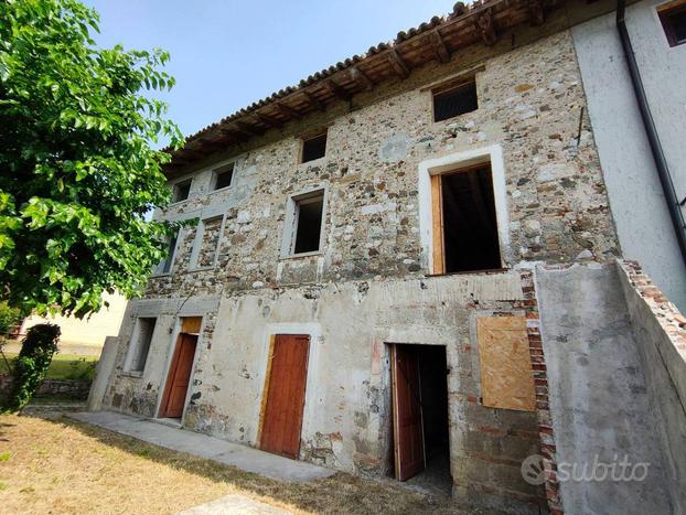 Moruzzo casa in sasso con scoperto e vista panoram