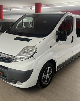 Opel Vivaro 2.5 CDTI Camping Letto Cucina Gancio