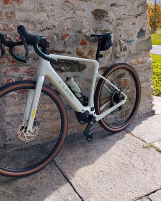 CUBE Nuroad Hybrid C:62 Race 400X – Carbonio –
