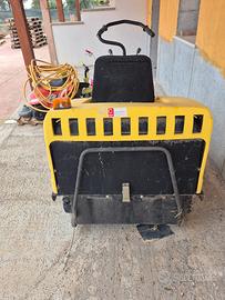 spazzatrice uomo a bordo