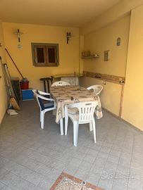 Tavolo in plastica con 4 sedie