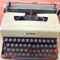 Macchina da scrivere olivetti