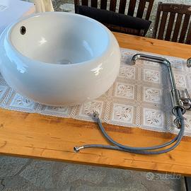 Lavabo con rubinetto