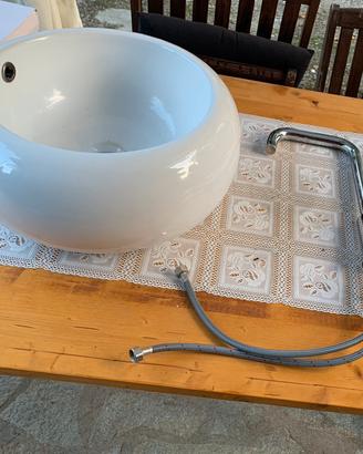 Lavabo con rubinetto