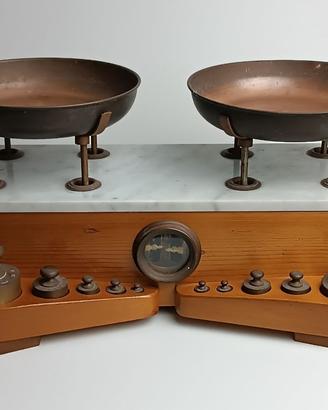 Bilancia d'epoca a due piatti in marmo e legno 