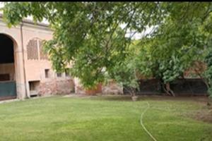 Terreno più magazzino