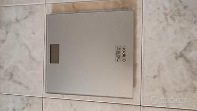 OMRON Bilancia pesapersone digitale, design