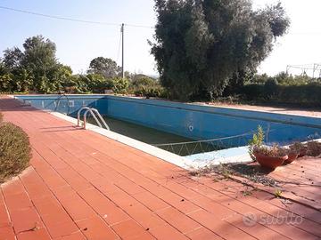 Ex locale "Villa Tivoli" con piscina e terreno