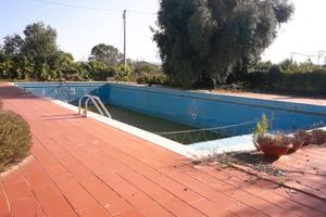 Ex locale "Villa Tivoli" con piscina e terreno