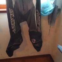 tuta e stivali da moto