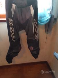 tuta e stivali da moto