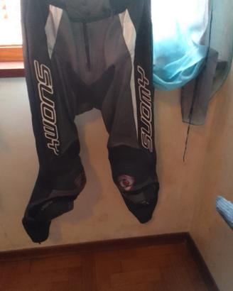 tuta e stivali da moto