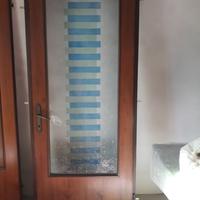 Porta in legno e vetro decorativo