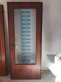 Porta in legno e vetro decorativo
