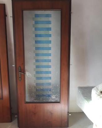 Porta in legno e vetro decorativo
