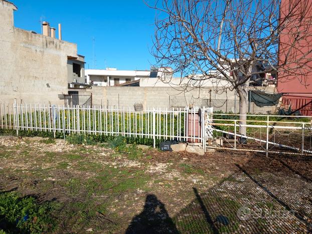 PRIVATO vende terreno, con utenze pubbliche