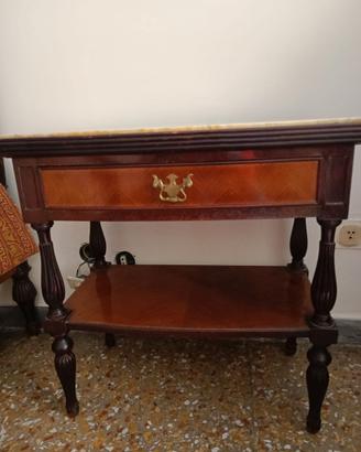 Coppia di comodini in mogano