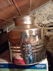 damigiana in alluminio e alcune damigianette in ve