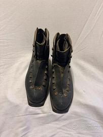Scarponi da sci vintage in pelle nera
